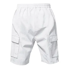 Vista posteriore di pantaloncini cargo bianchi da uomo con vita elasticizzata.