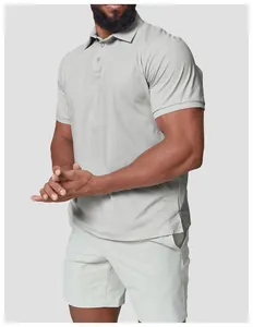 Nahaufnahme eines grauen Herren-Polo-Shirts aus schnell trocknendem Stoff