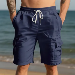 Dettaglio pantaloncini cargo in lino traspirante con coulisse per spiaggia uomo