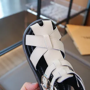 Sandalias romanas trenzadas en blanco roto para niñas con hebilla plateada chic