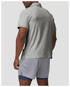 Rückansicht eines grauen, schnelltrocknenden Golf-Poloshirts für Herren mit Shorts