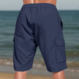 Vista posteriore dettagliata dei pantaloncini da spiaggia cargo uomo blu scuro