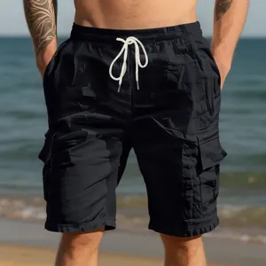 Dettaglio dei pantaloncini cargo in lino nero da uomo con tasche laterali e coulisse in vita.