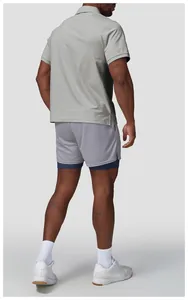 Professionelle Rückansicht eines hellgrauen schnelltrocknenden Herren-Golf-Poloshirts