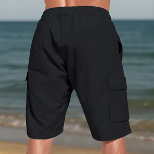 Vista posteriore dei pantaloncini cargo neri traspiranti da uomo con tasche in spiaggia