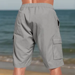 Vista posteriore di pantaloncini cargo in lino grigio chiaro da uomo con vita elastica