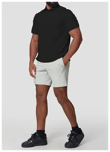 Detailansicht eines schwarzen, antibakteriellen, kühlenden Herren-Golfpoloshirts