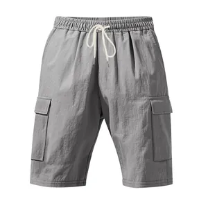 Vista frontale di pantaloncini cargo grigi con vita elastica e dettaglio coulisse