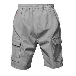 Vista dettagliata dei pantaloncini cargo grigi traspiranti da uomo con elastico
