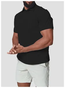Detailansicht eines athletischen schwarzen Herren-Golf-Poloshirts aus schnelltrocknendem Stoff