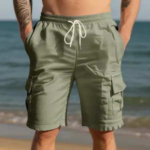 Dettaglio che mostra il tessuto in lino e la tasca cargo dei pantaloncini da uomo
