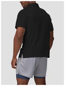Detaillierte Rückansicht eines schwarzen Herren-Golfpoloshirts zum Schnelltrocknen