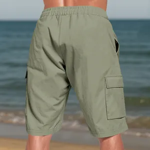 Dettaglio posteriore dei pantaloncini cargo verdi da spiaggia traspiranti per uomo con elastico