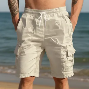 Dettaglio dei pantaloncini cargo in lino beige traspiranti da uomo su una spiaggia