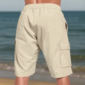 Dettaglio della vista posteriore dei pantaloncini cargo in lino traspirante da uomo in beige