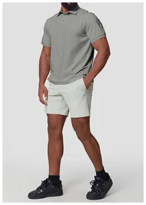 Ganzkörperaufnahme eines Mannes in einem grauen, schnelltrocknenden Golf-Poloshirt
