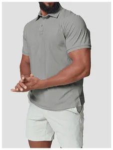 Detailansicht eines grauen Herren-Polo-Shirts, schnelltrocknend und sportliche Passform.