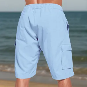 Vista posteriore dei pantaloncini cargo mare celeste da uomo con dettaglio tasche laterali