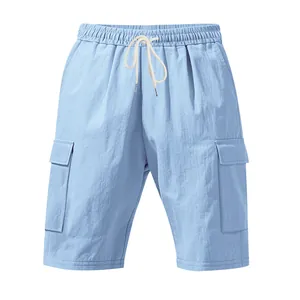Vista dettagliata dei pantaloncini cargo da uomo in lino azzurro traspirante con cordino.