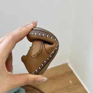 Detalle de la suela suave y flexible de los zapatos de caminar para bebés marrones