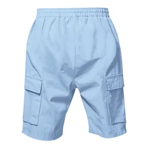 Vista dettagliata dei pantaloncini cargo in lino azzurro traspirante da uomo con elastico