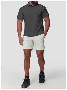 Detailansicht eines dunkelgrauen, schnelltrocknenden Golf-Poloshirts für Herren im Studio