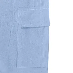 Vista macro delle cuciture della tasca cargo laterale su pantaloncini di lino blu chiaro