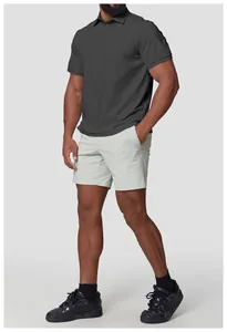 Detailansicht eines schnelltrocknenden grauen Herren-Golf-Poloshirts mit Shorts
