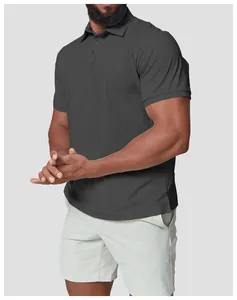 Detailansicht eines grauen Herren-Golfpoloshirts mit Stoffstruktur und Kragendetails
