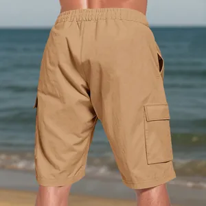 Vista posteriore di pantaloncini cargo da uomo kaki su uno sfondo di spiaggia soleggiata