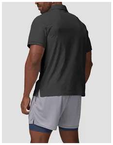 Rückansicht eines grauen Sport-Poloshirts für Herren mit passenden grauen Trainingsshorts
