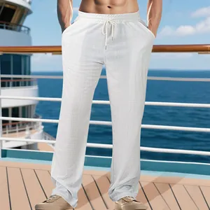 Vue détaillée du pantalon de plage blanc pour homme sur le pont d'un navire ensoleillé