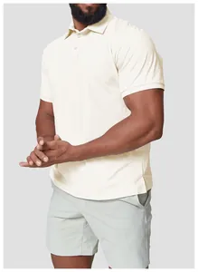 Nahaufnahme des schnelltrocknenden Golf-Poloshirts für Herren mit Fokus auf Stoff und Passform