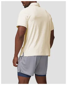Herren schnelltrocknendes Polo-Shirt in Hellgelb, zeigt Rückansicht und Passform.
