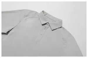 Detailansicht von Kragen und Knopfleiste eines hellgrauen kühlenden Golf-Polo-Shirts