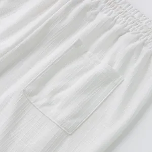 Gros plan d'un pantalon décontracté blanc pour homme avec taille élastique et poche.