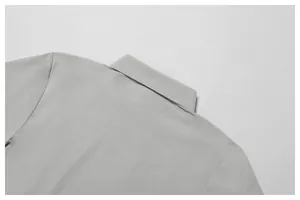Nahaufnahme des Kragens und des kühlenden Stoffes eines grauen Herren-Poloshirts, schnelltrocknend