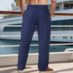 Vue arrière détaillée de la texture gaufrée bleu marine sur ce pantalon d'été léger