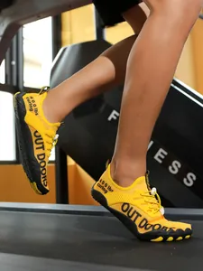 Gelbe atmungsaktive Sportschuhe für Indoor-Fitness und Outdoor-Wandern