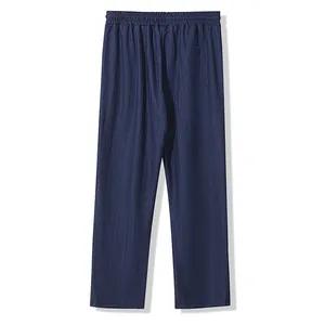 Vue détaillée montrant la poche arrière et le tissu texturé du pantalon décontracté bleu marine
