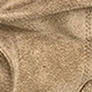 Gros plan sur la texture du cuir marron vieilli des bottes de cow-boy plissées