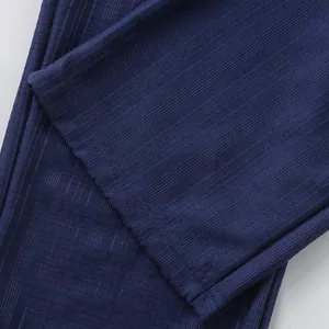 Gros plan sur le tissu imitation lin bleu marine avec texture à carreaux fins