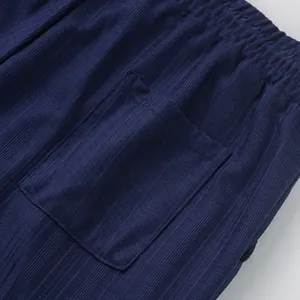 Gros plan détaillé du pantalon décontracté bleu marine pour hommes avec taille élastique