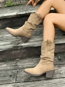Vue détaillée de bottes de cowboy western en daim kaki avec bout pointu et talon épais