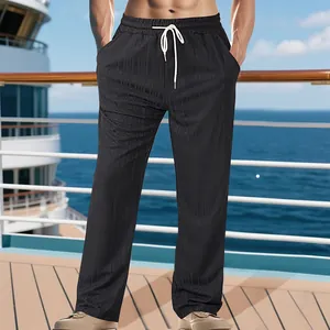 Détail du pantalon décontracté noir aspect lin pour homme sur le pont d'un bateau