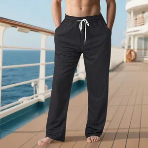 Détail d'un pantalon décontracté noir pour homme avec cordon blanc sur le pont d'un navire