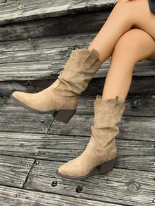 Bottes de cow-boy kaki pour femmes, bout pointu, talon épais et design plissé vintage.