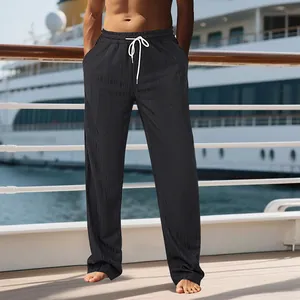 Vue d'ensemble d'un pantalon décontracté ample pour hommes avec texture en lin.