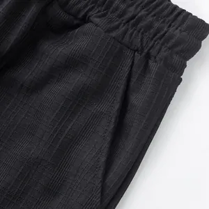 Gros plan d'un pantalon décontracté noir pour homme, texture quadrillée et taille
