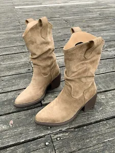 Vue détaillée de bottes de cowboy western en daim marron à bout pointu et talon bloc épais